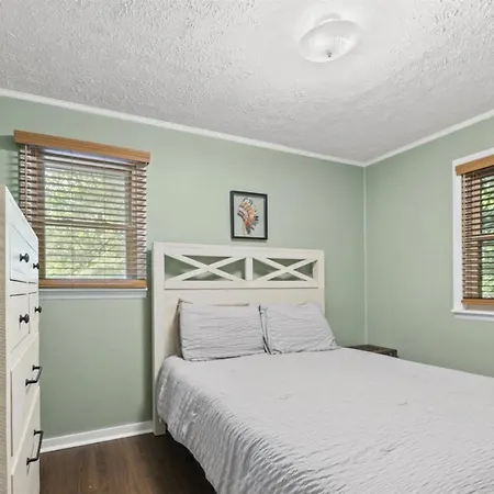 Serene Forest View- Hot Tub- Pet Friendly With Fenced Yard